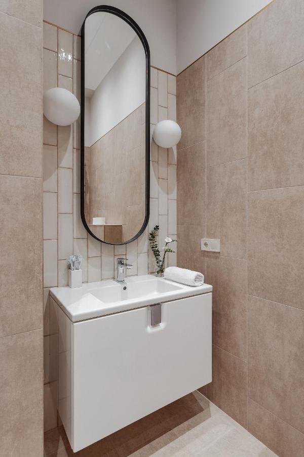 New! Luxury Apartment In The Center Of Odessa Overlooking Deribasovskaya Str. Low Price! Exterior foto