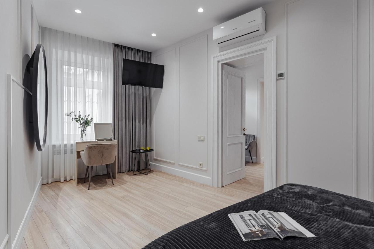 New! Luxury Apartment In The Center Of Odessa Overlooking Deribasovskaya Str. Low Price! Exterior foto